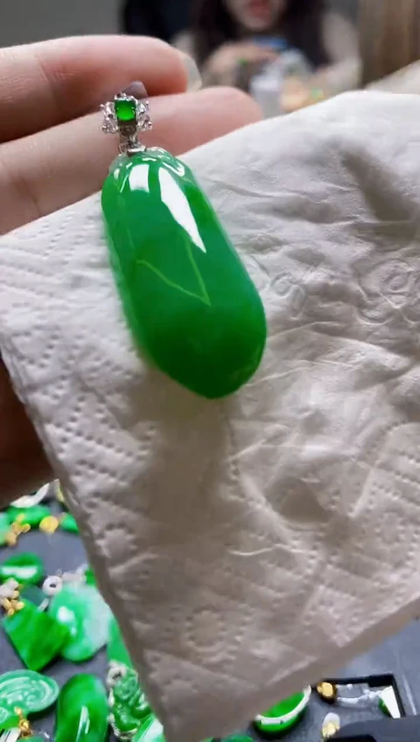 翡翠18K金镶嵌颈饰瓜