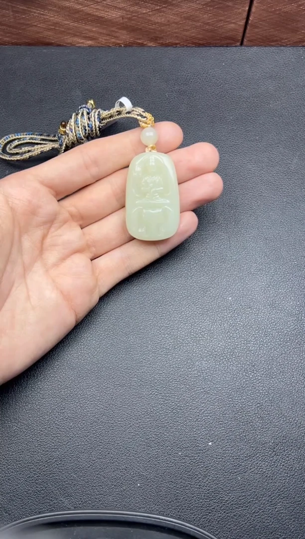吊坠(赠链)未镶嵌和田玉且末微色差迪克兰一细吊坠