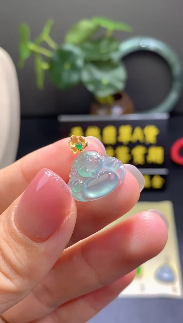 翡翠18K金镶嵌颈饰翡翠吊坠