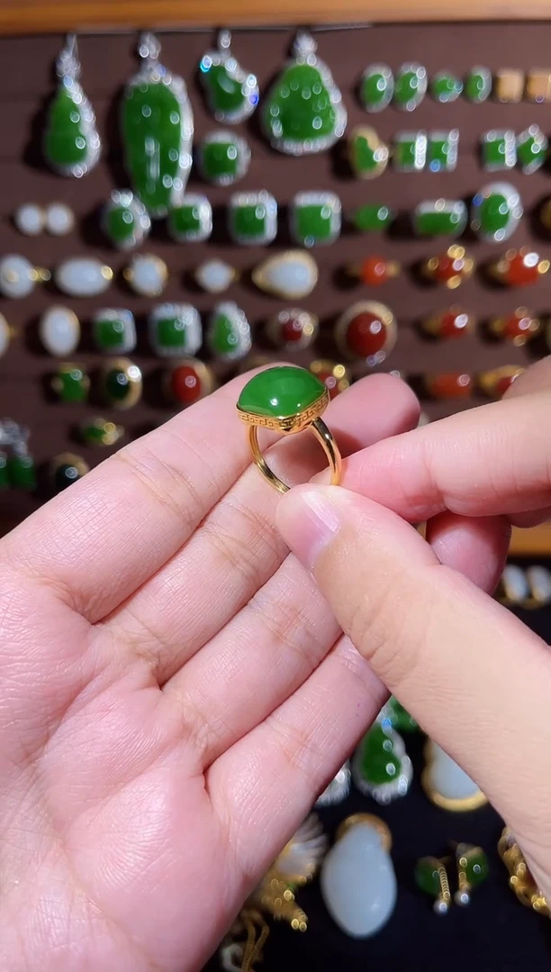 和田玉18K金镶嵌颈饰阳绿方戒指