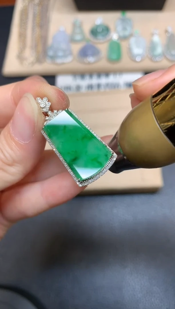 【闪购商品】翡翠颈饰18K金镶嵌无事牌【无服务费