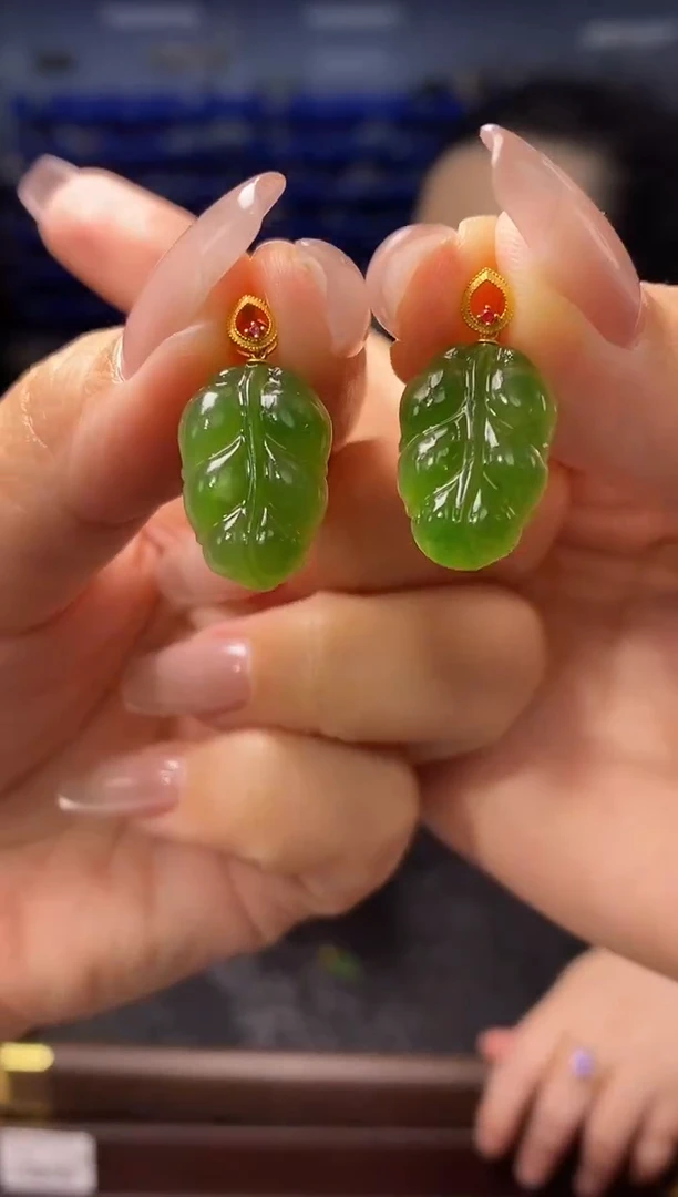 和田玉18K金镶嵌吊坠(不含链)     多样性发货发其一