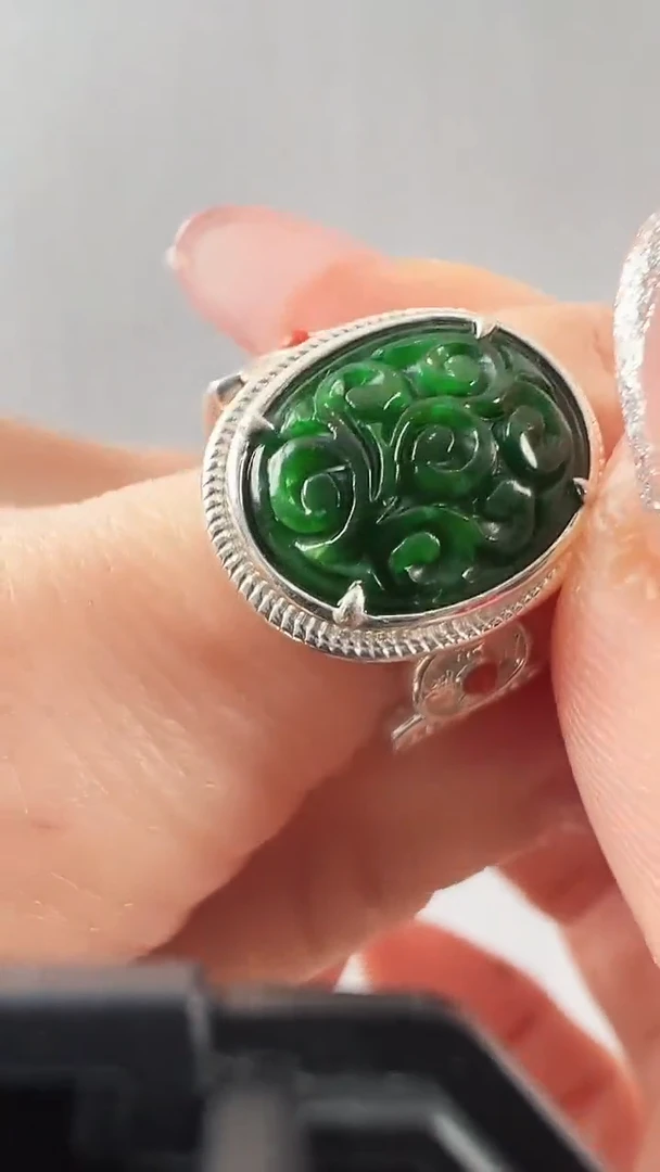 颈饰未镶嵌翡翠戒指