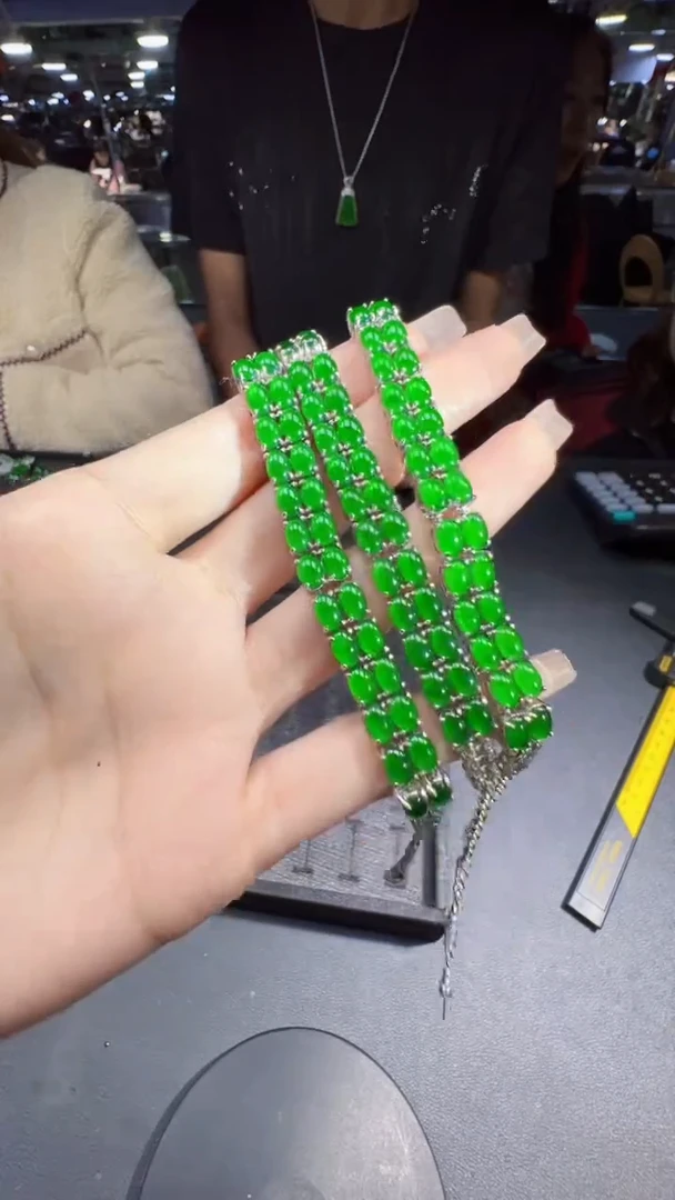 未镶嵌定制翡翠翡翠A货有轻微色差属于正常现象，手链多样性发货1