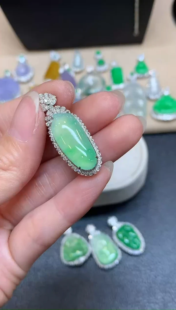 颈饰18K金镶嵌翡翠福瓜【无服务费