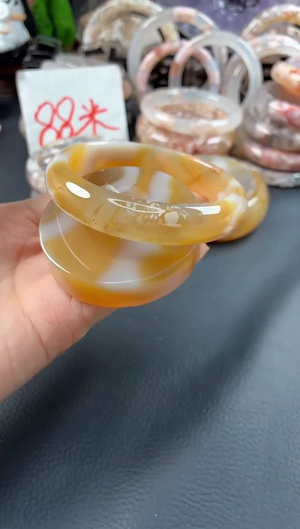 未镶嵌手镯（圆镯）石英质玉60.9