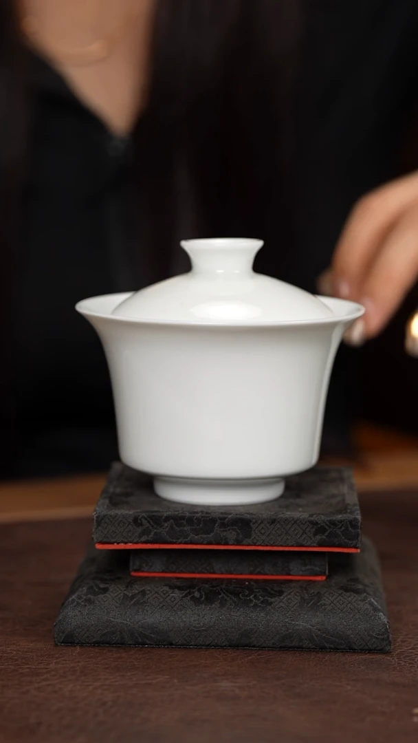 景德镇白胎马蹄盖碗