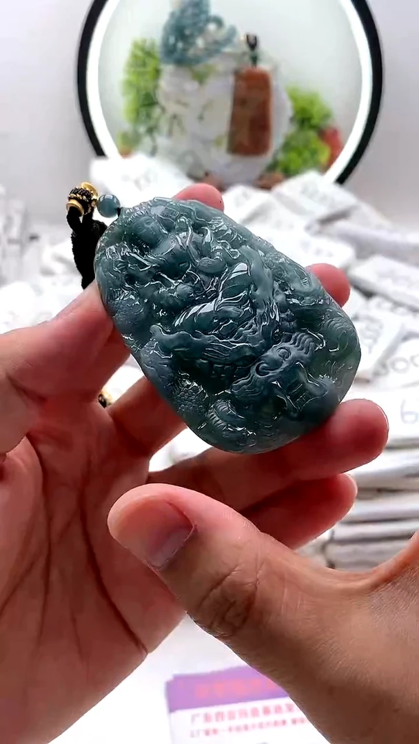翡翠未镶嵌颈饰虚空藏