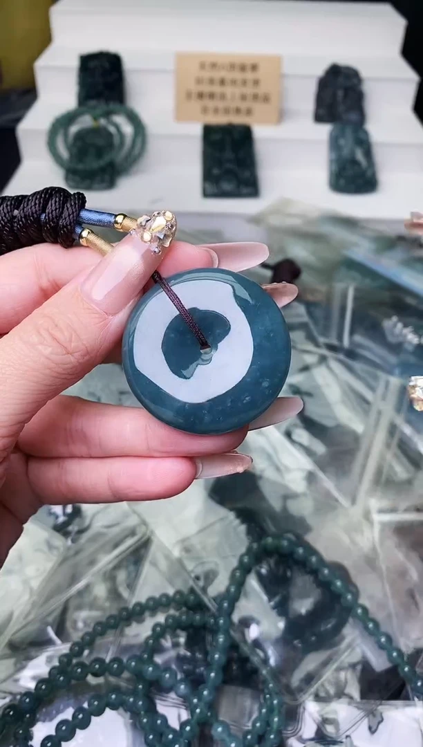 颈饰未镶嵌翡翠