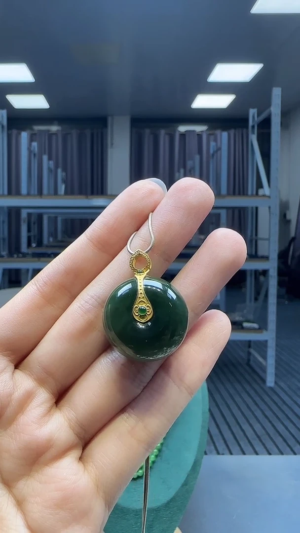 18K金镶嵌和田玉挂件 不含链