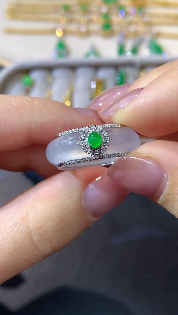 18K金镶嵌戒指翡翠  Q134|多样性发其一|11800