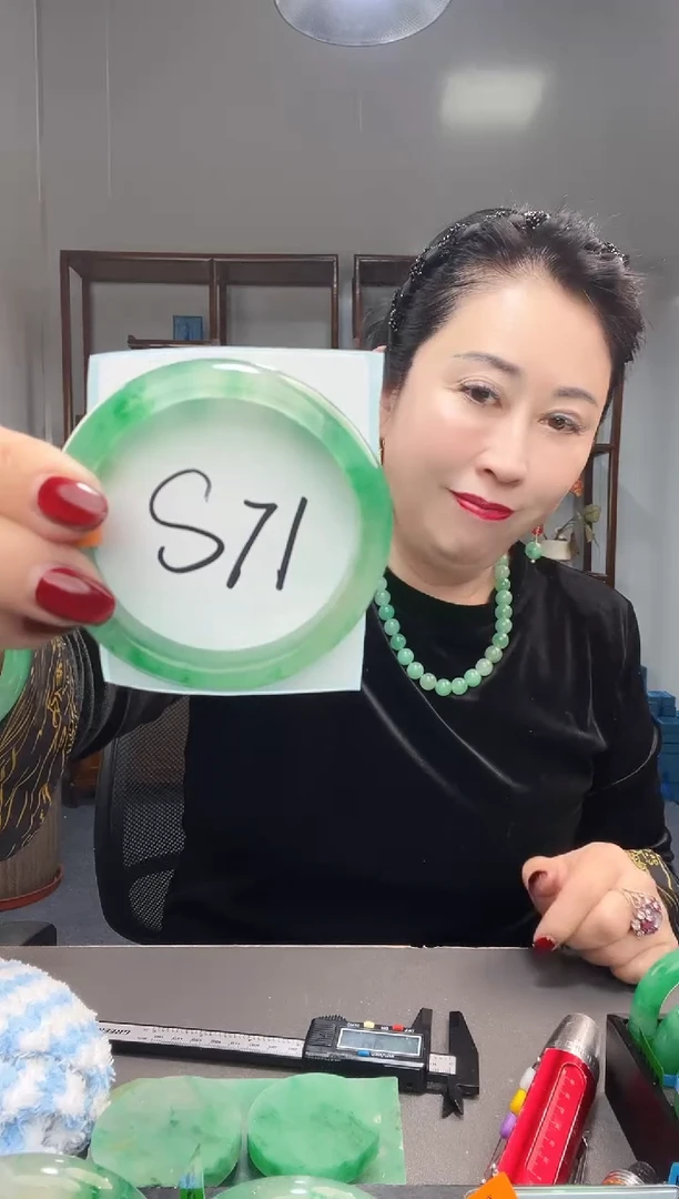 【闪购商品】石英质玉手镯未镶嵌非洲翠