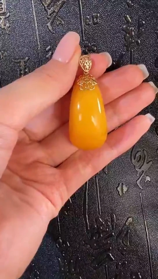 18K金镶嵌颈饰蜜蜡媚**M1