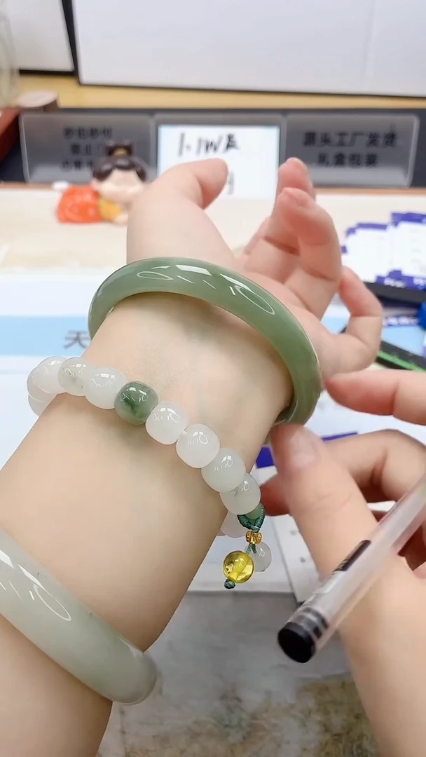 石英质玉手镯未镶嵌103/60.9（福利默认微瑕不退换）