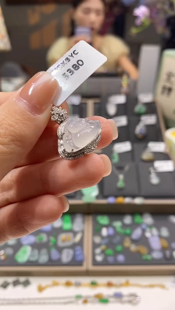颈饰18K金镶嵌翡翠佛公