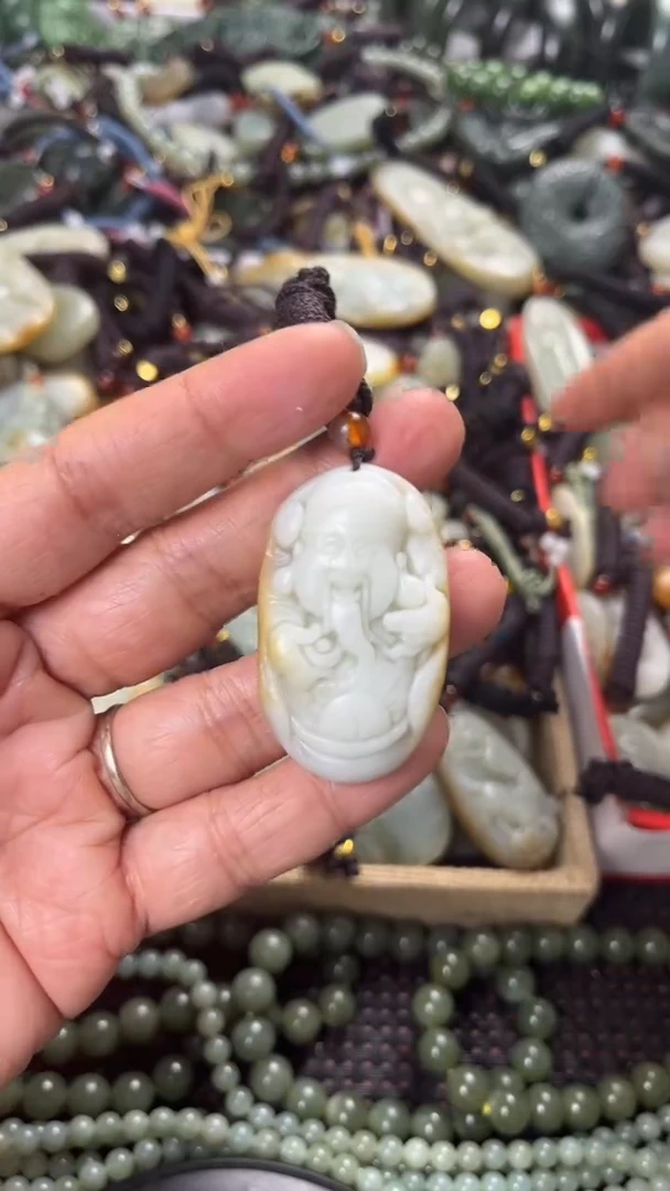 【闪购商品】和田玉颈饰未镶嵌多样性发货没有证书，拍一发一.有瑕