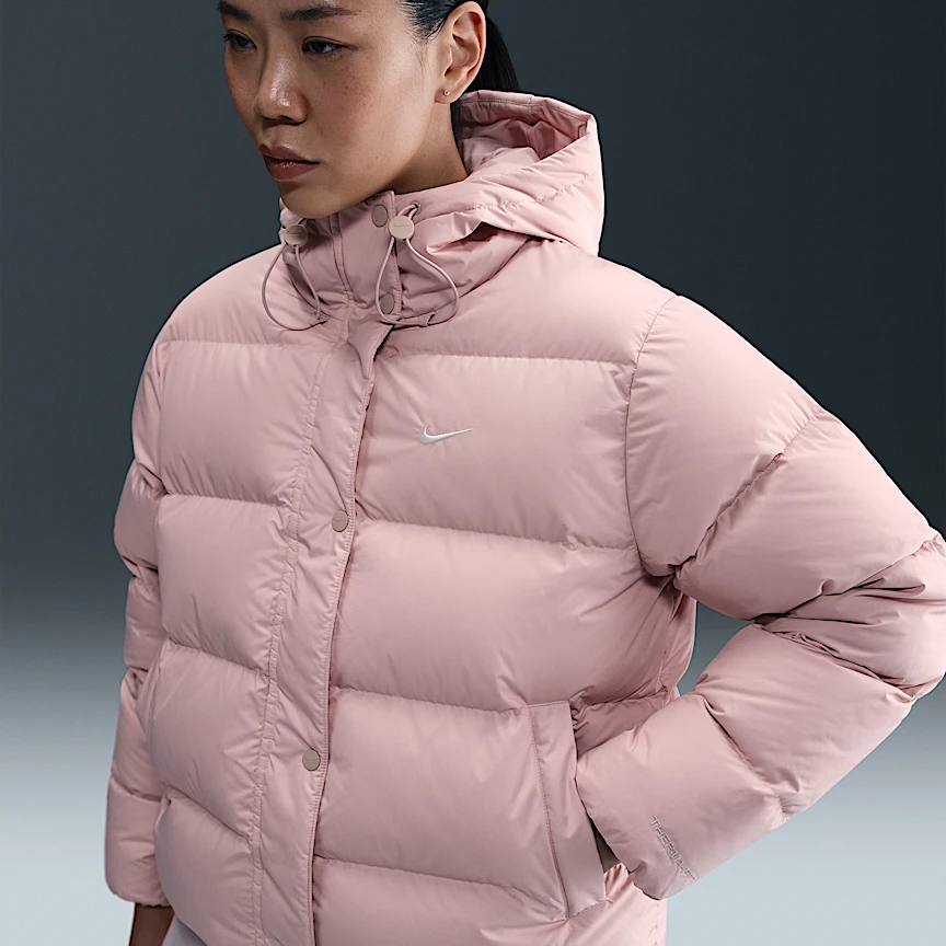 NIKE/耐克【双旦礼】女子粉色宽松拒水羽绒服连帽夹克IH0728-667