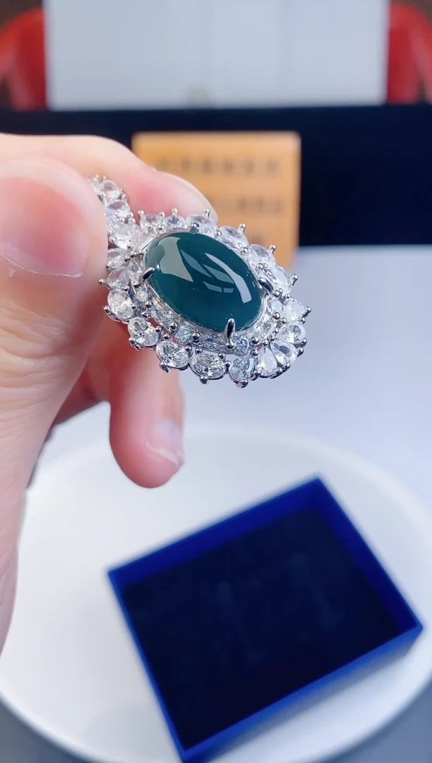 颈饰未镶嵌翡翠