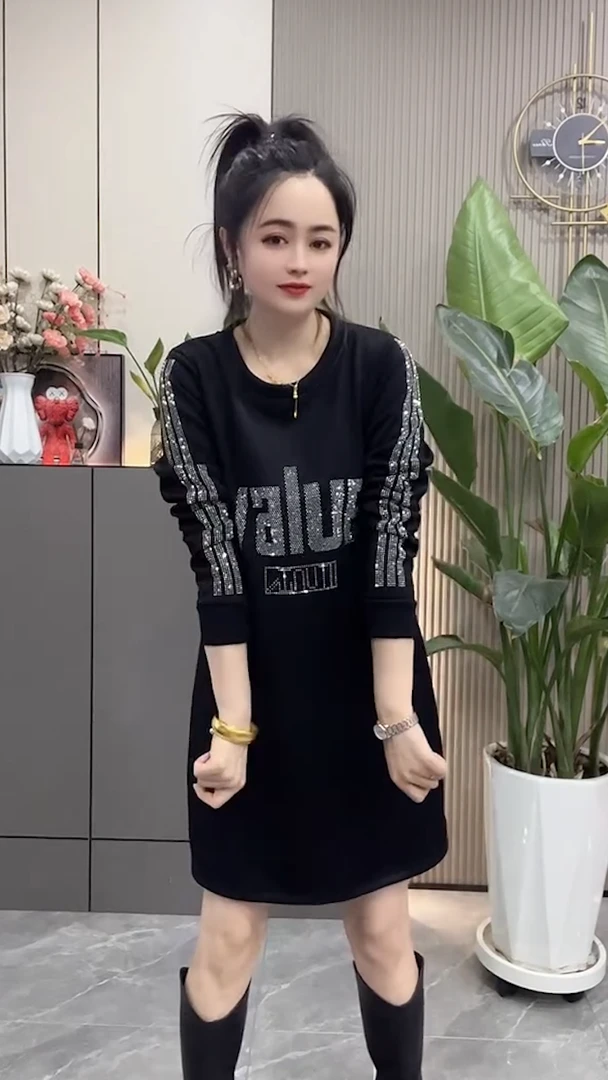 秋冬洋气重工烫钻显瘦中长款加绒卫衣裙