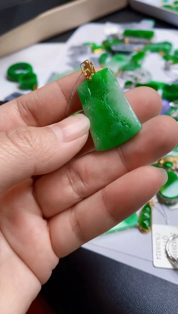 【闪购商品】翡翠颈饰18K金镶嵌山水