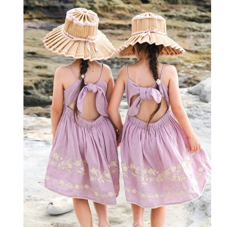 现！25年度假天花板女童民族风重工刺绣后背绑带吊带连衣裙