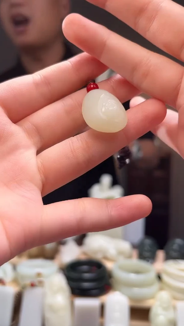 颈饰未镶嵌和田玉吊坠