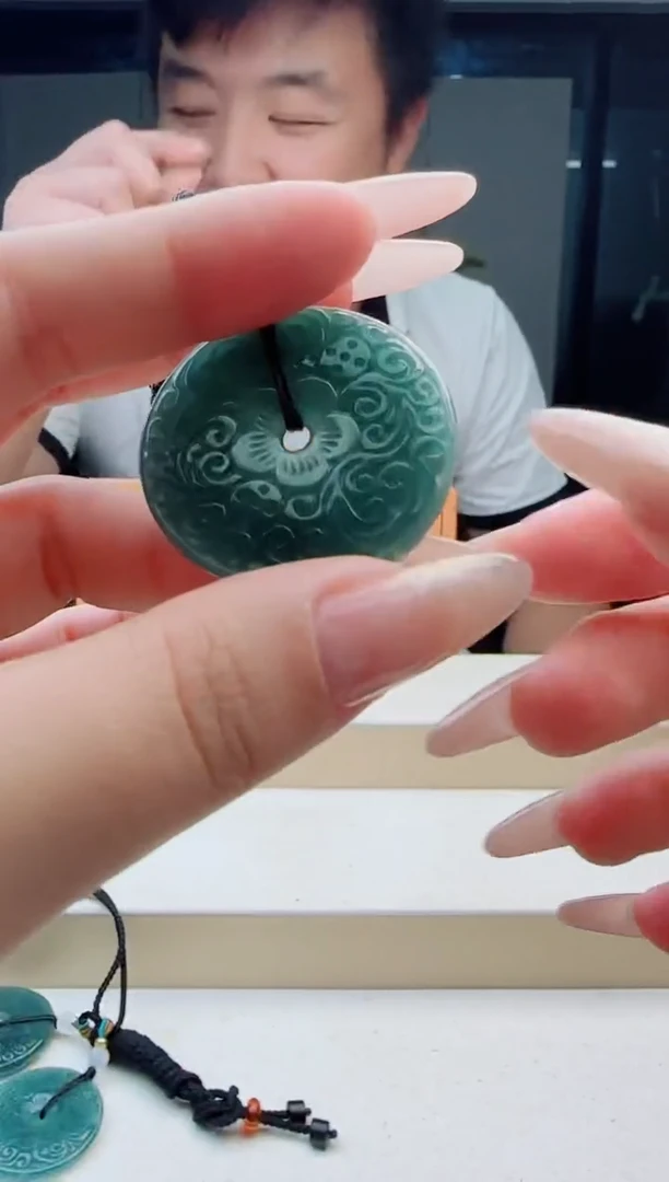 颈饰未镶嵌翡翠多样性发其中一