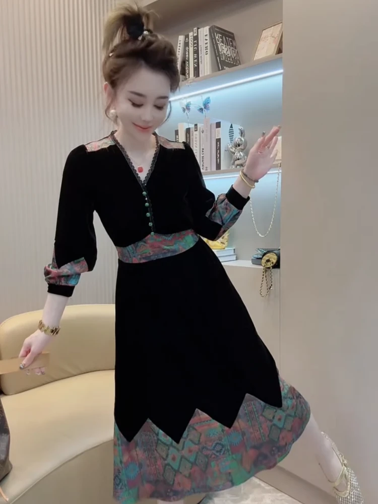 高级感复古V领连衣裙女秋冬新款设计感别致收腰显瘦拼接小黑裙