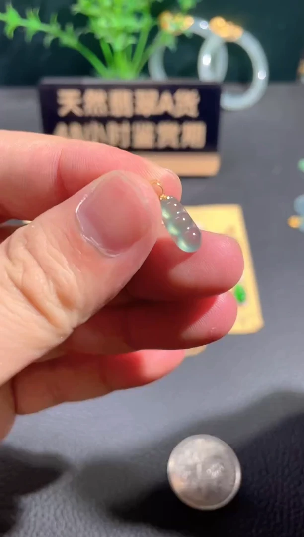 翡翠18K金镶嵌颈饰翡翠