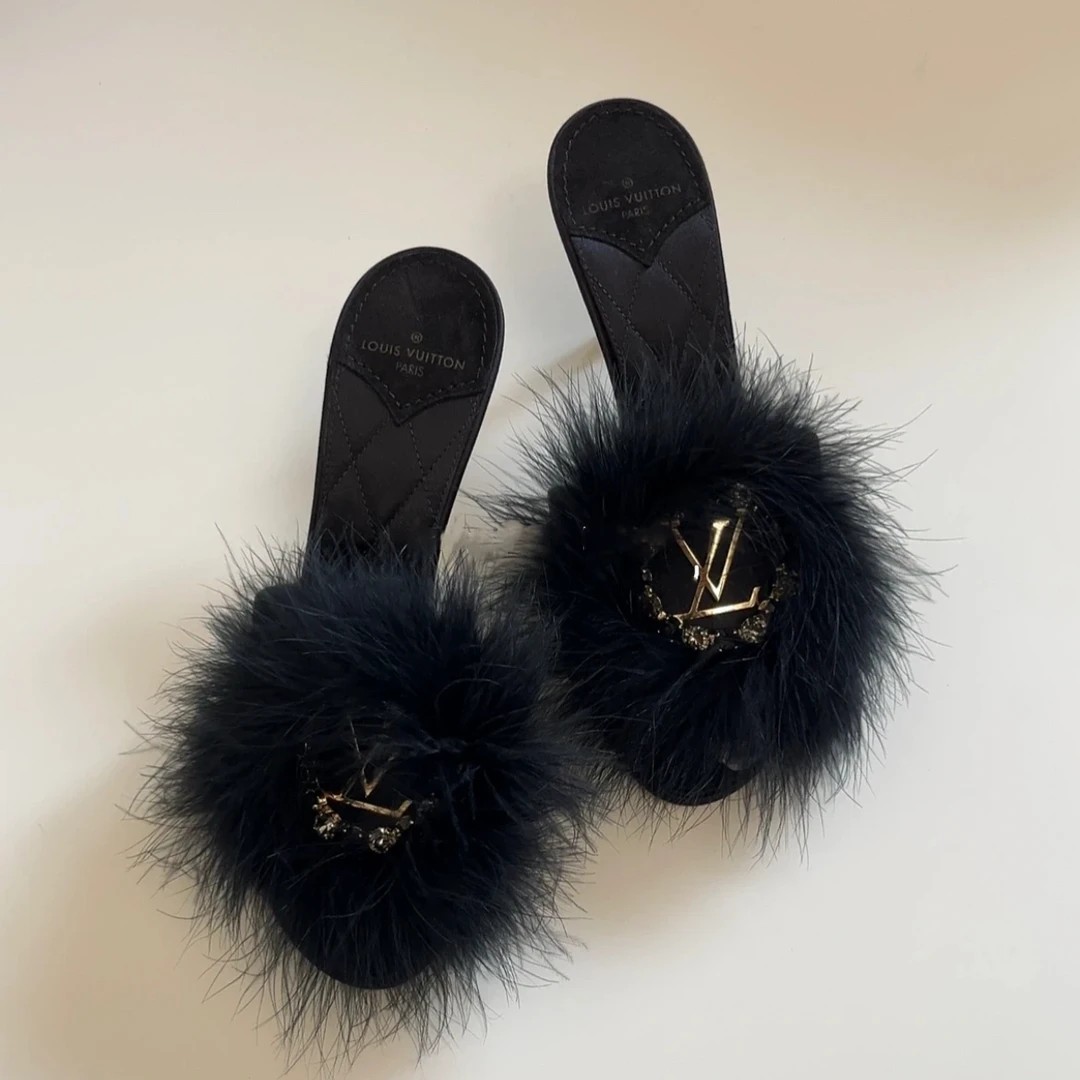 未使用 LouisVuitton/路易威登 LV黑色金标毛拖 37