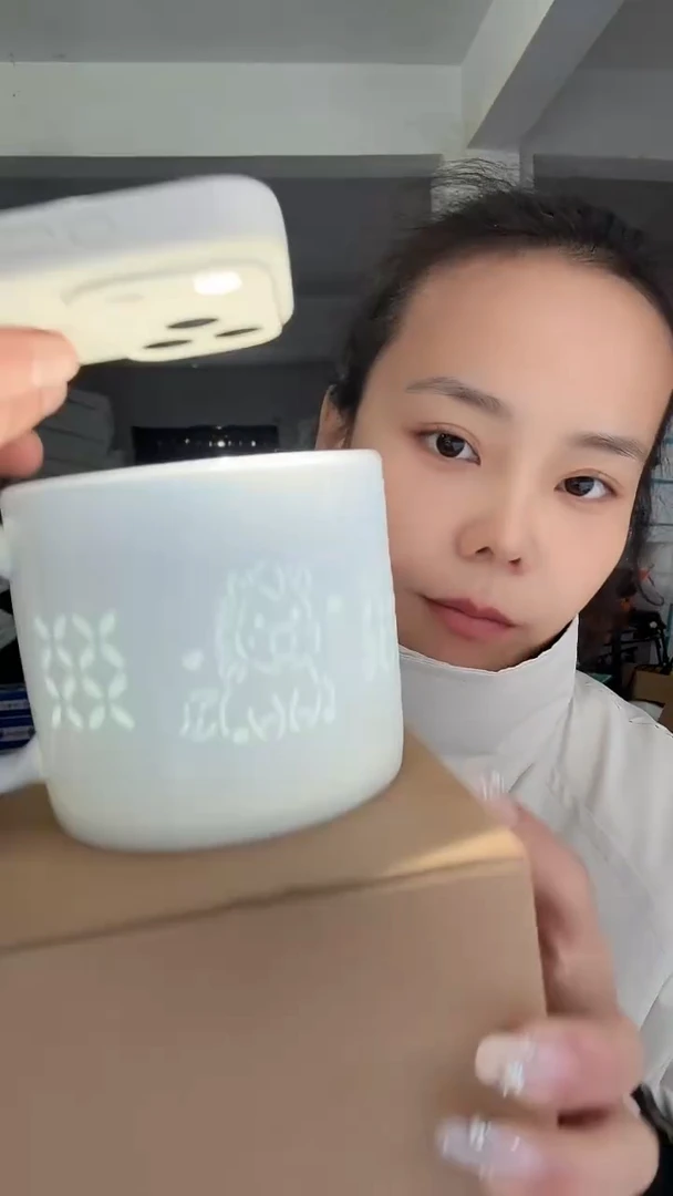瓷片一个的马的玲珑的瓷器