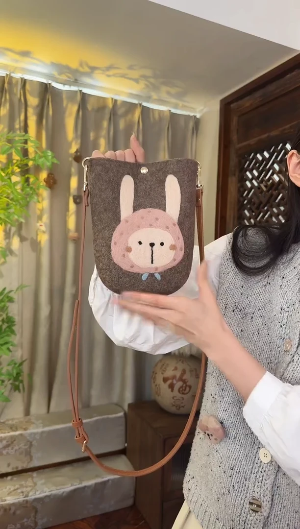 羊毛非遗纯手工包  手机包兔子