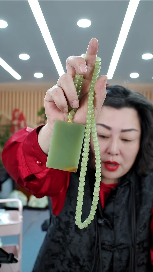 颈饰未镶嵌透闪石质玉吊坠