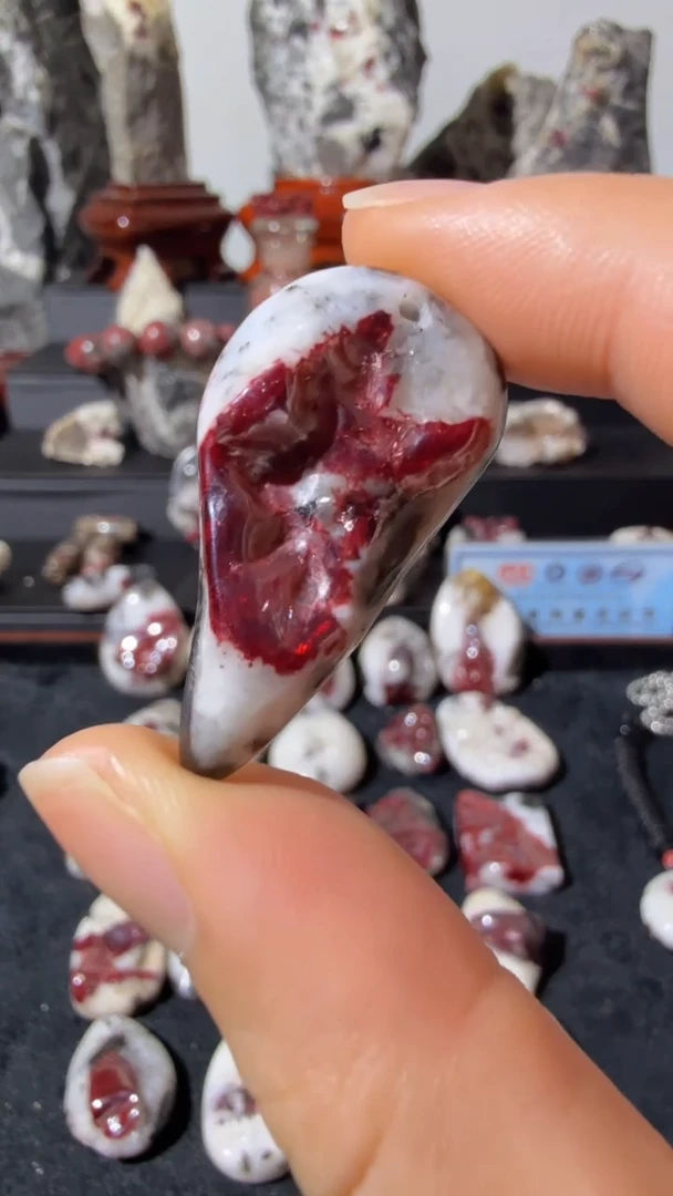 天然辰砂天然辰砂天然朱砂大晶砂随行吊坠