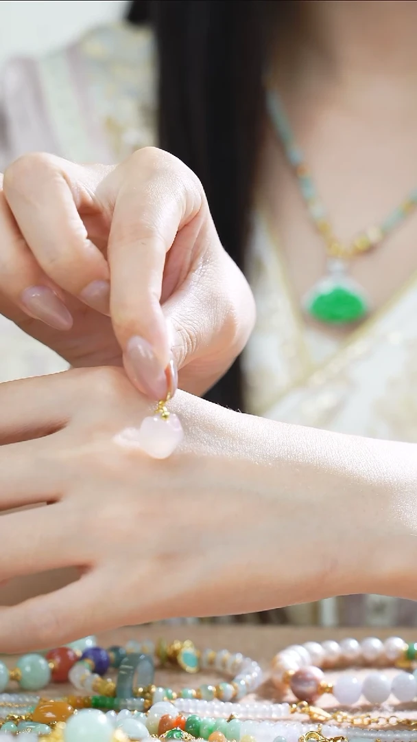 玛瑙/玉髓颈饰合金如意锁