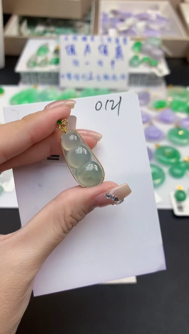 颈饰18K金镶嵌翡翠天然缅甸a货翡翠