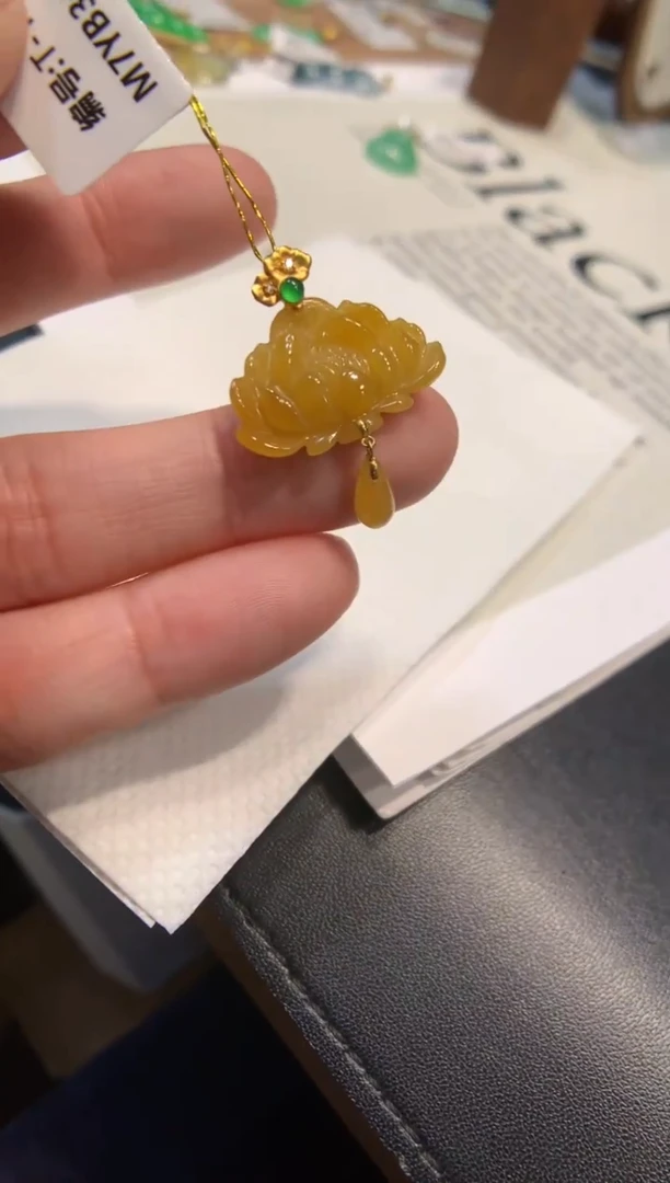 颈饰18K金镶嵌翡翠莲花