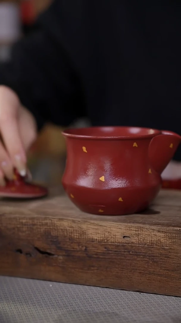 【闪购商品】瓷片红色洒金系列兔子宝瓶