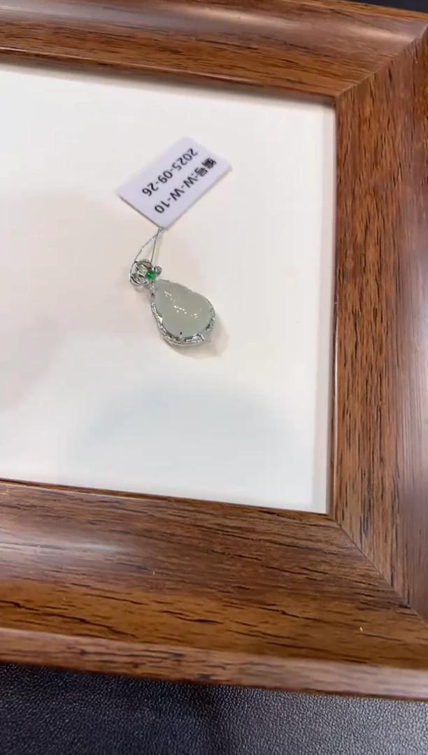 颈饰18K金镶嵌翡翠葫芦