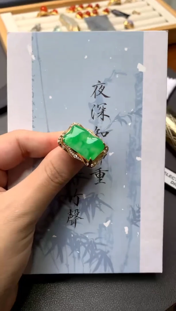 18K金镶嵌戒指翡翠随形绿色设计款（48小时鉴赏）
