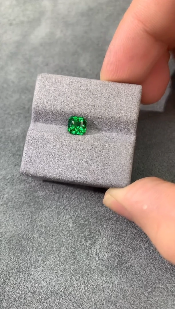 未镶嵌裸石石榴石（沙弗莱）1.03CT