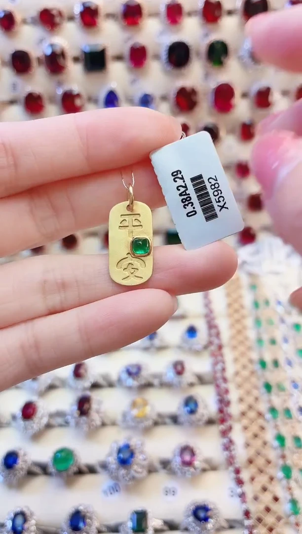 18K金镶嵌吊坠祖母绿.