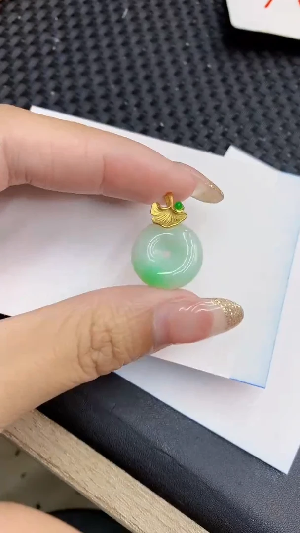 翡翠未镶嵌颈饰             8