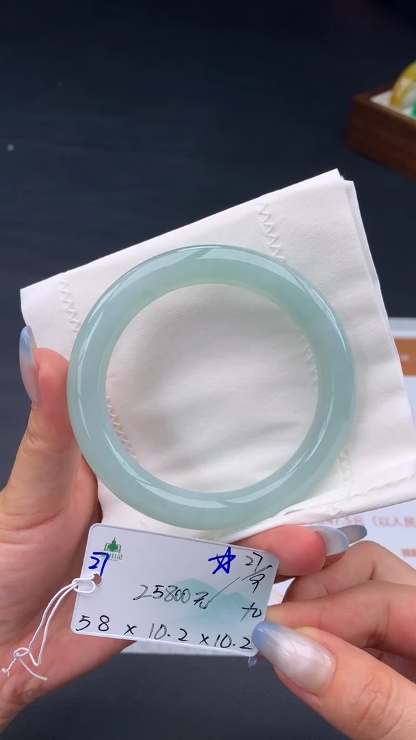 未镶嵌手镯翡翠自带#送人#，联系客服核对地址~
