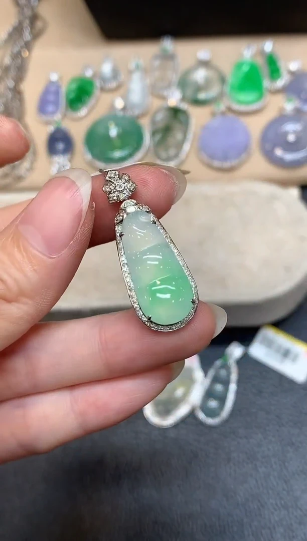 颈饰18K金镶嵌翡翠福豆【无服务费