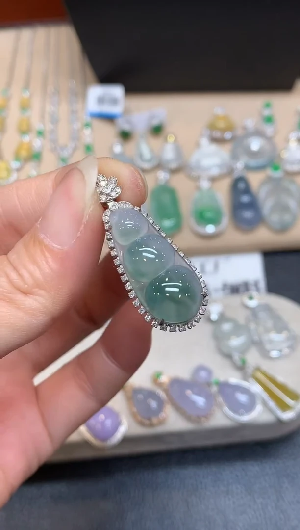 颈饰18K金镶嵌翡翠福豆【无服务费