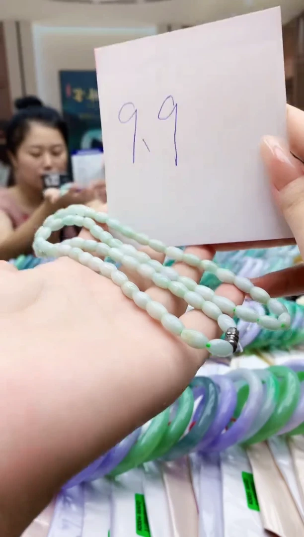 翡翠未镶嵌颈饰多样性发其一