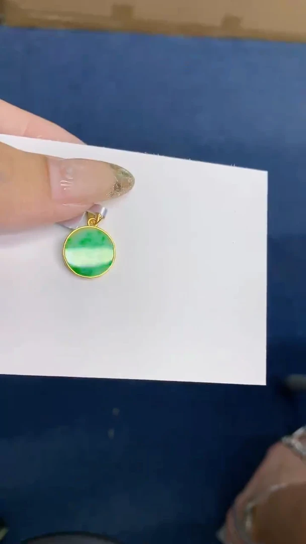 翡翠未镶嵌颈饰           1