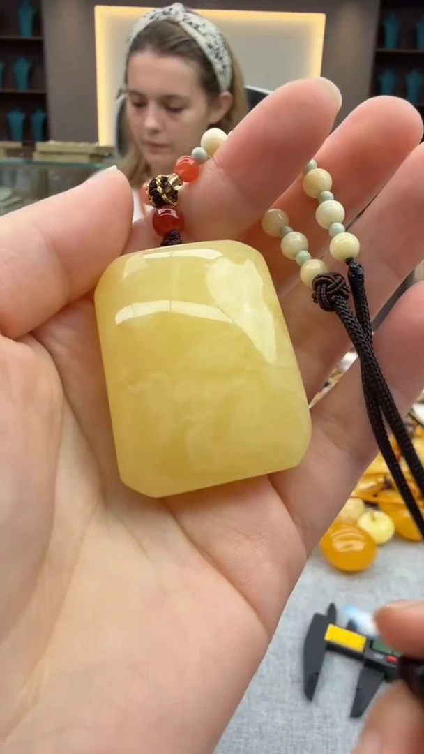 琥珀颈饰未镶嵌223秒拍号 假一罚三