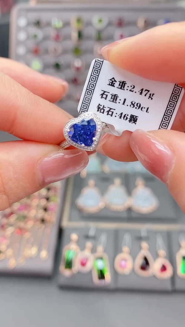 18K金镶嵌戒指坦桑石1.89